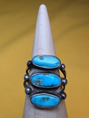 Vintage Navajo Sterling Silver Turquoise 3 Stone Row Ring Size 8.5 TW: 8.16g